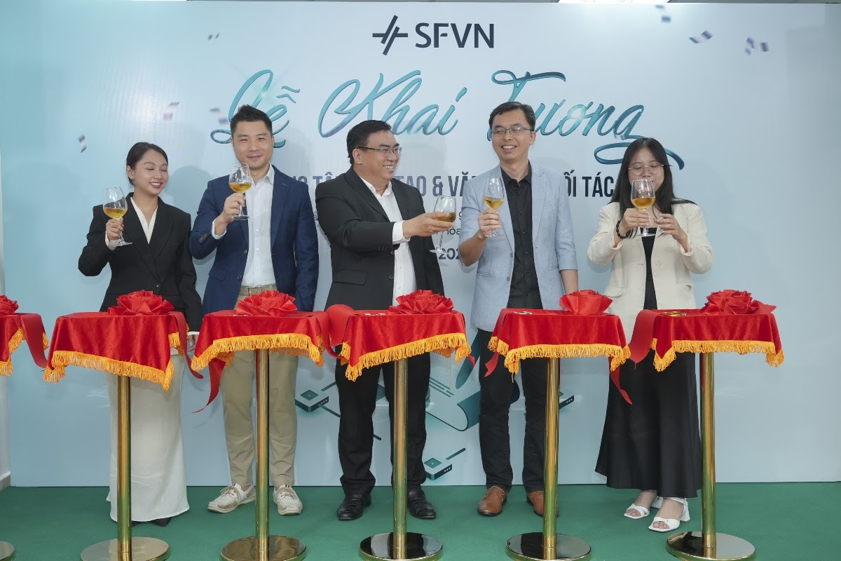 Đội ngũ SFVN tại lễ khai trương trung tâm đào tạo và văn phòng đối tác