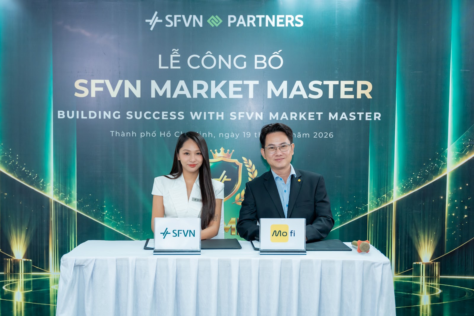 Đại diện SFVN và đối tác tại bàn ký kết Market Master